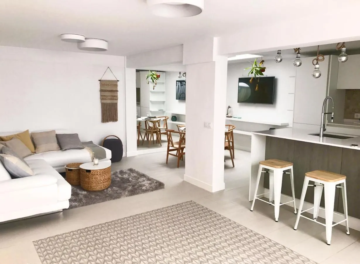 הקונטקטים של Cosy 2 Bedroom Apartment In La Caleta, Tenerife